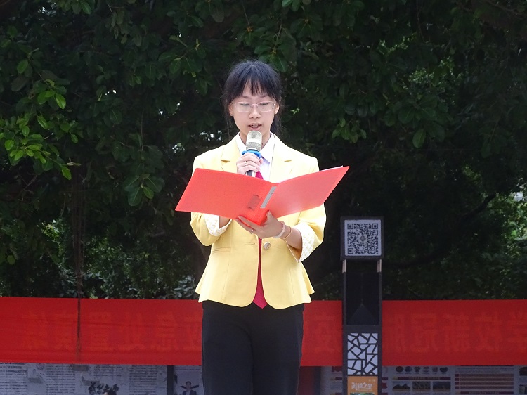 第八周小学部黄钰坤老师国旗下讲话：思粮来之不易，珍惜应为己任.JPG