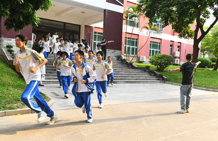 图10：同学们迅速前往指定集合点.jpg