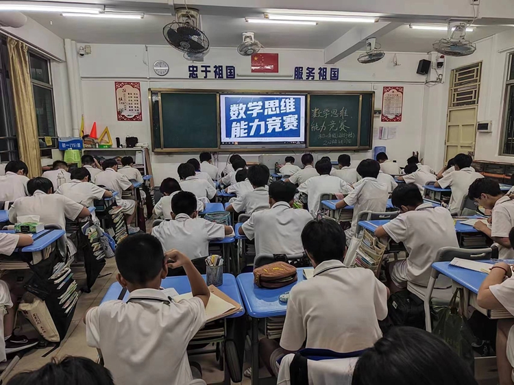 3赛场有序，学生认真投入.jpg