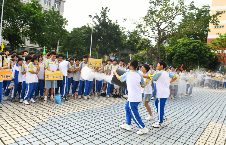 图9：学生体验”空气炮“.jpg