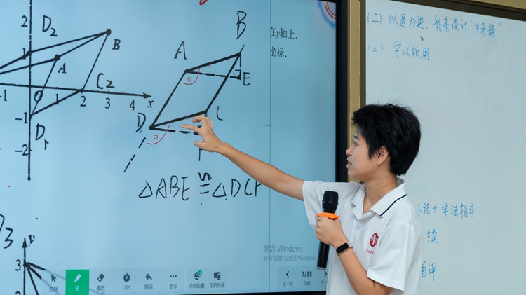 图5  “小老师2”自信地给全班同学分享自己地做题思路.jpg