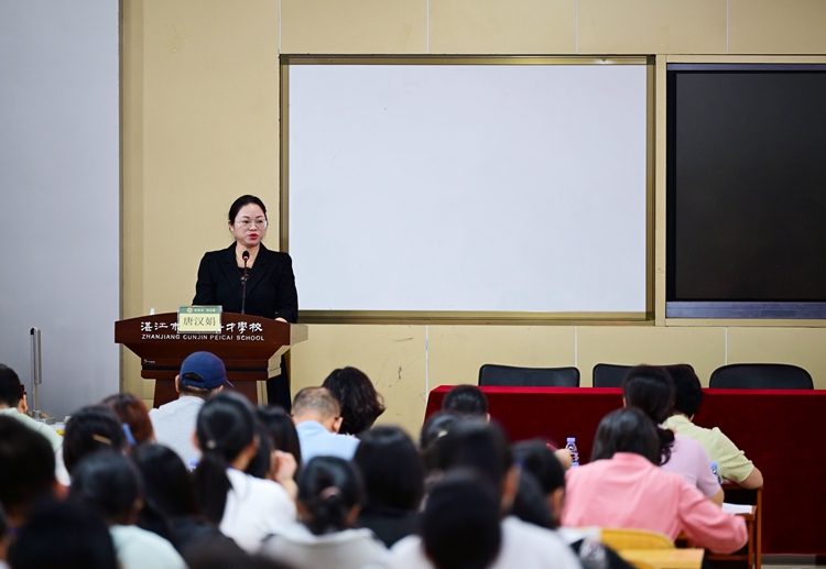 5.岭南师范学院外国语学院唐汉娟老师作实习工作指导.JPG