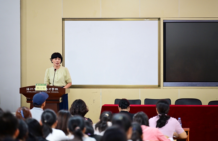 7.教学处杨方明主任指导实习生学习我校教学管理常规要求.JPG