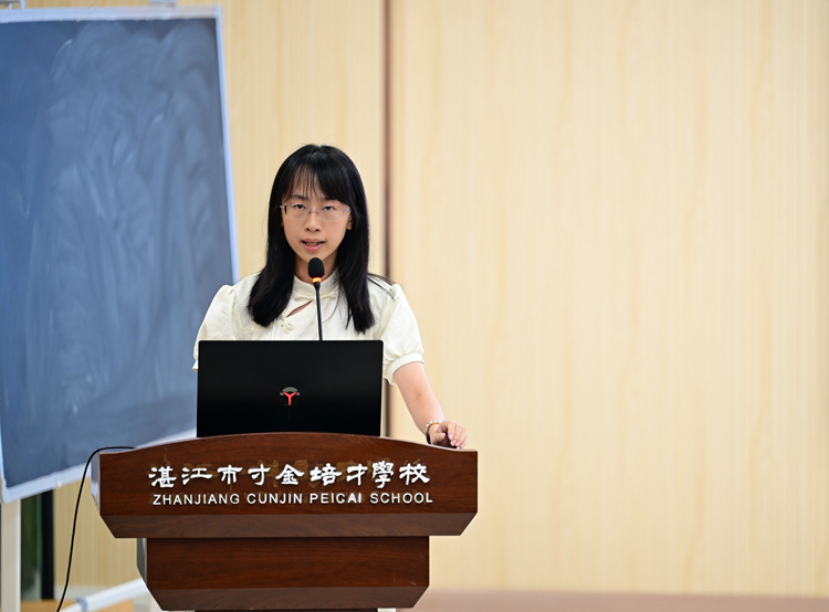 图3：小学部黄钰坤老师作分享.JPG