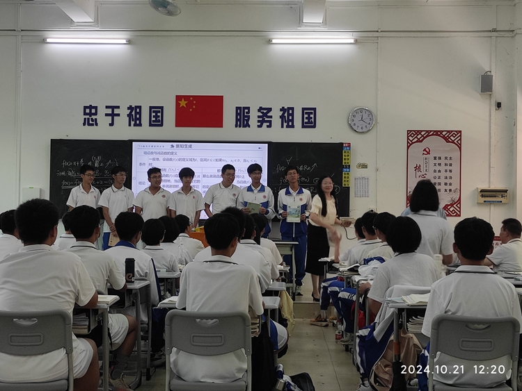 图7：谢明茹校长和学生合影.jpg