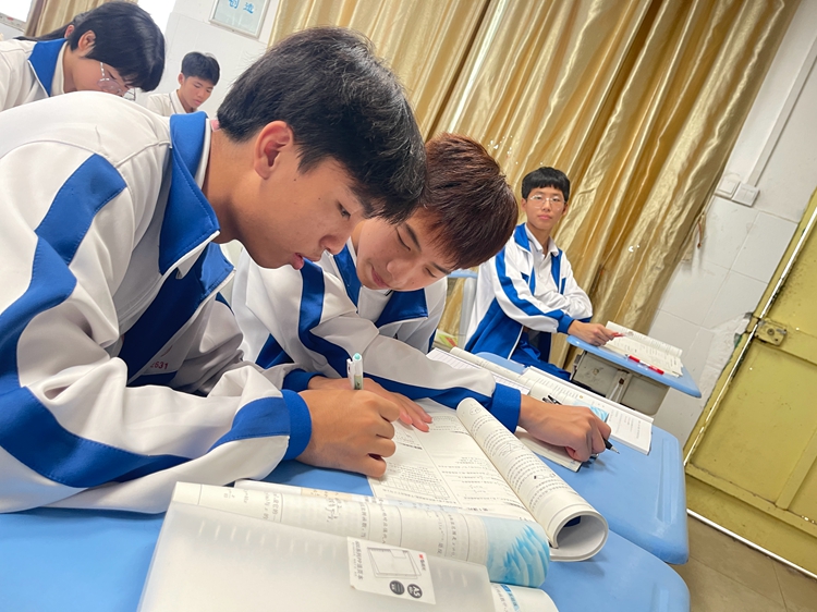 图5学生自主探究学习中…….jpg
