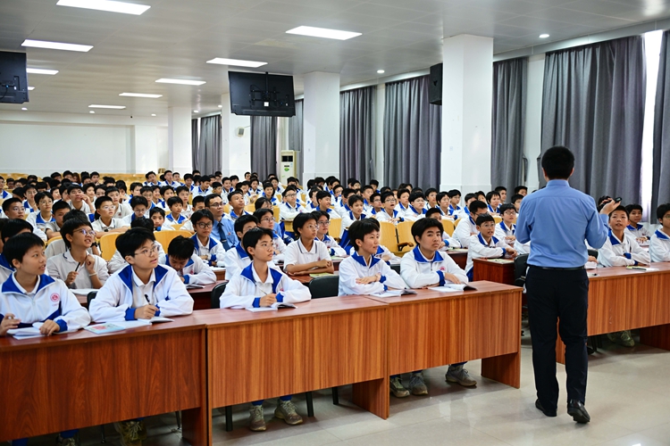 6.听课学生全神贯注.jpg