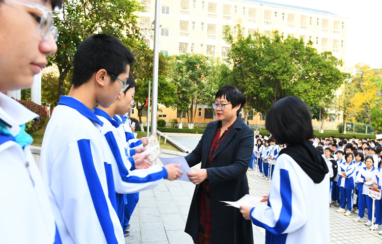 14.彭丽娥副校长为获奖同学颁奖.jpg