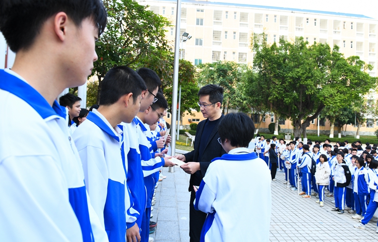 15.甘杨主任为获奖同学颁奖.jpg