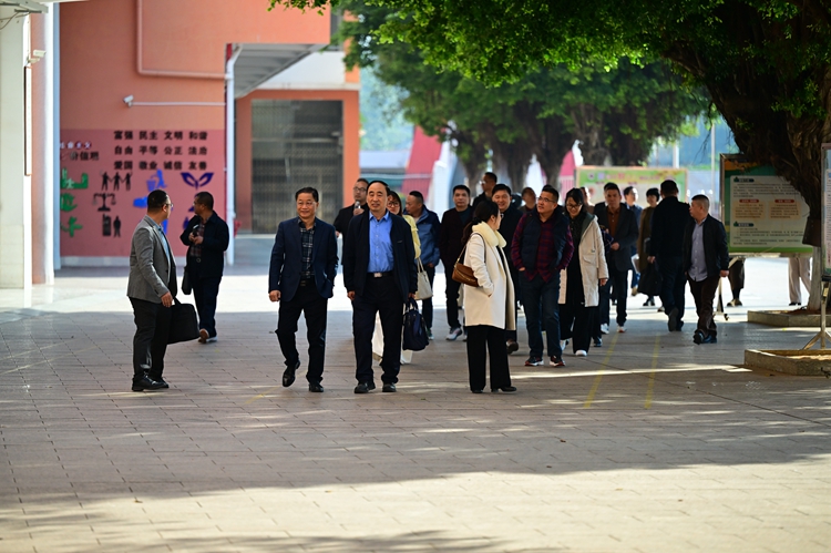 6.参观校园.JPG