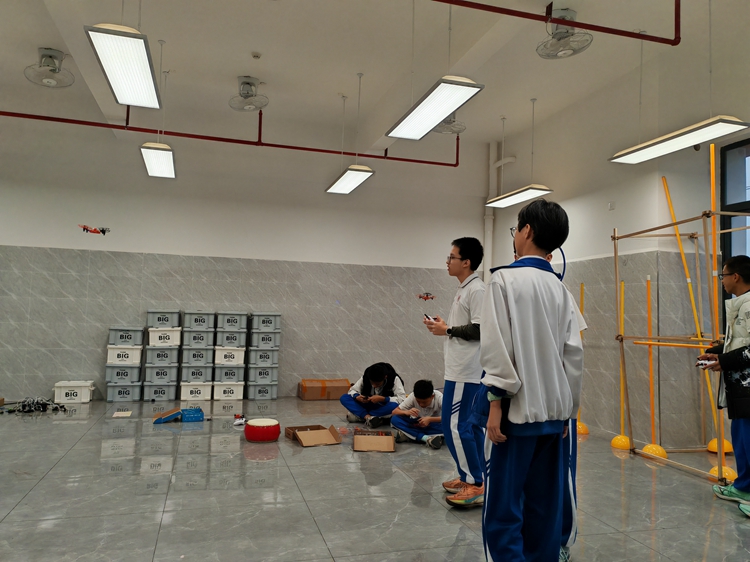 07学生认真备赛中.jpg
