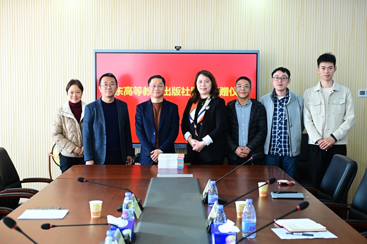 3我校领导与出版社领导及随行人员合影.jpg