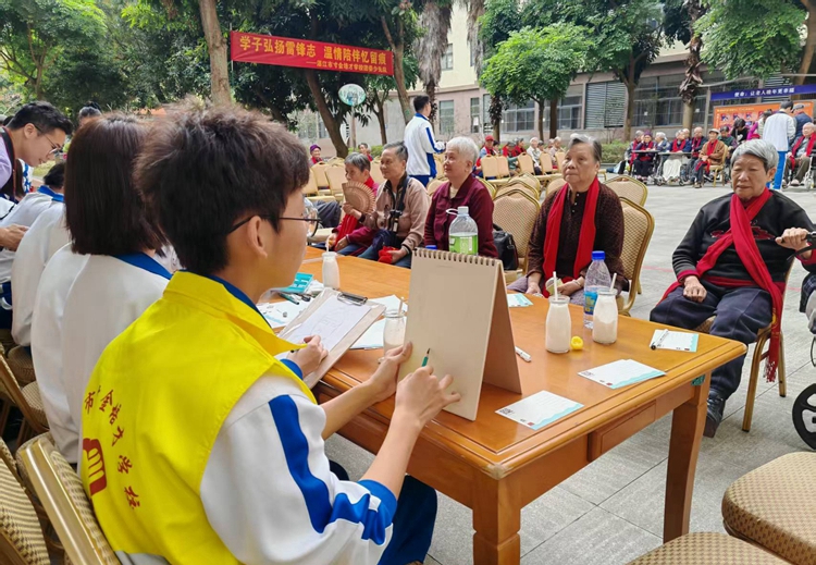图14为爷爷奶奶们绘制肖像.jpg