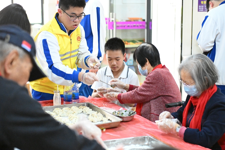图21 和奶奶一起包饺子.JPG