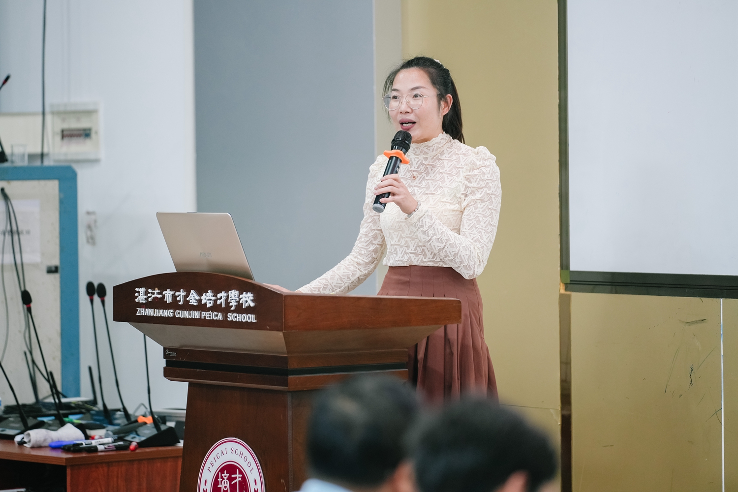 9.班主任代表杨佩芸老师作经验分享.jpg