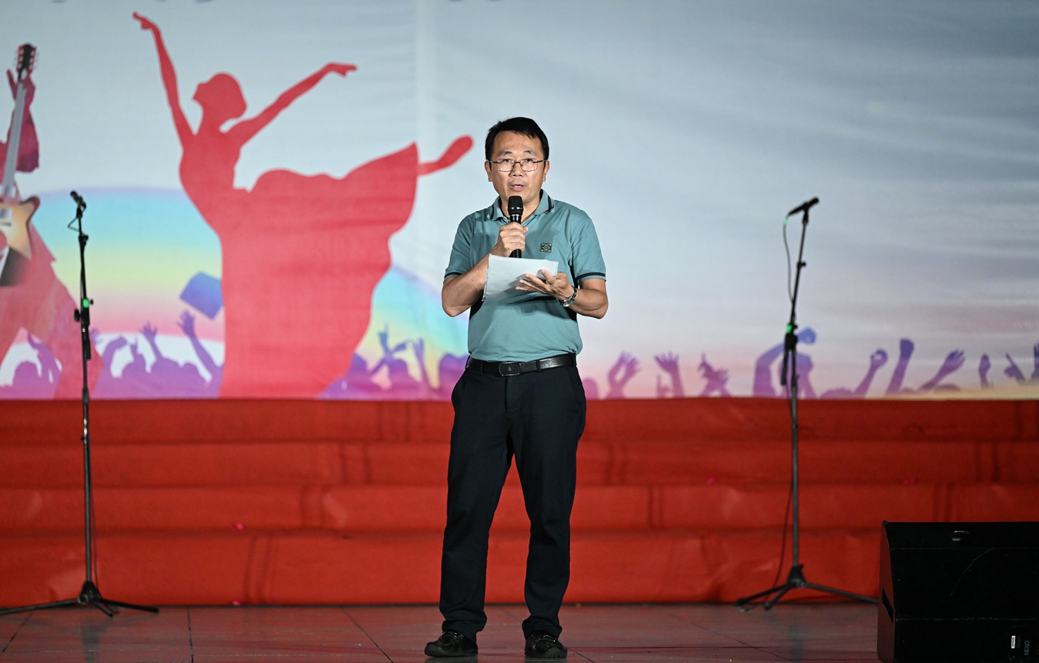 5：陈为庆副校长宣读获奖名单.JPG