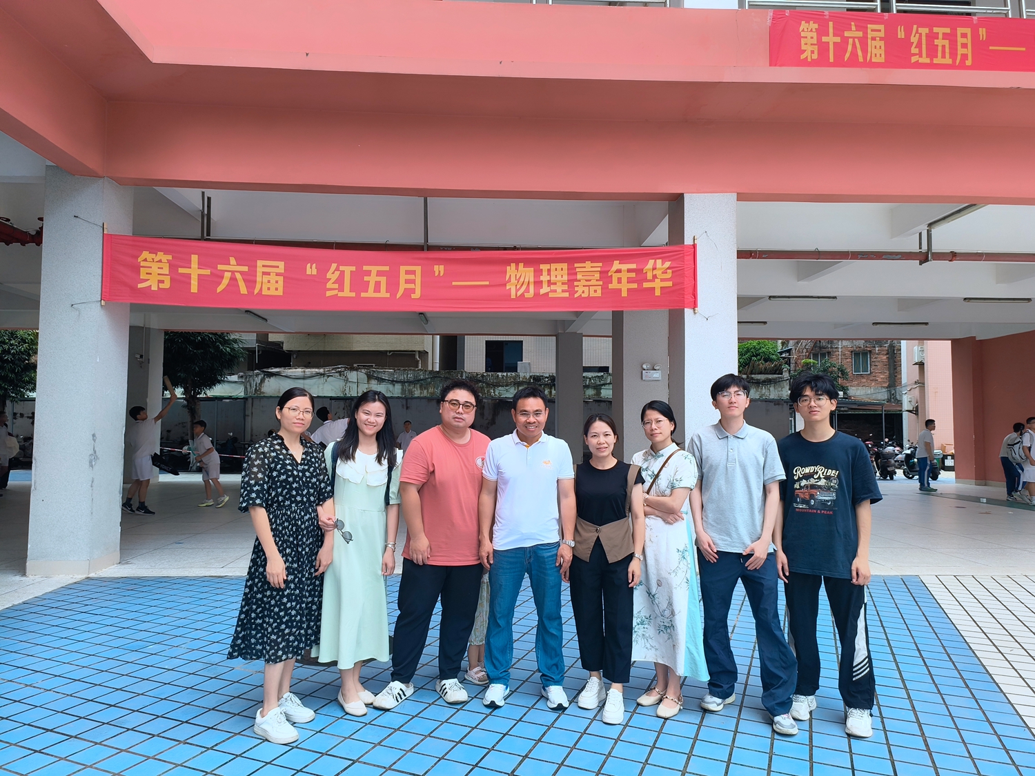 ④优秀的初二物理备课组团队.jpg