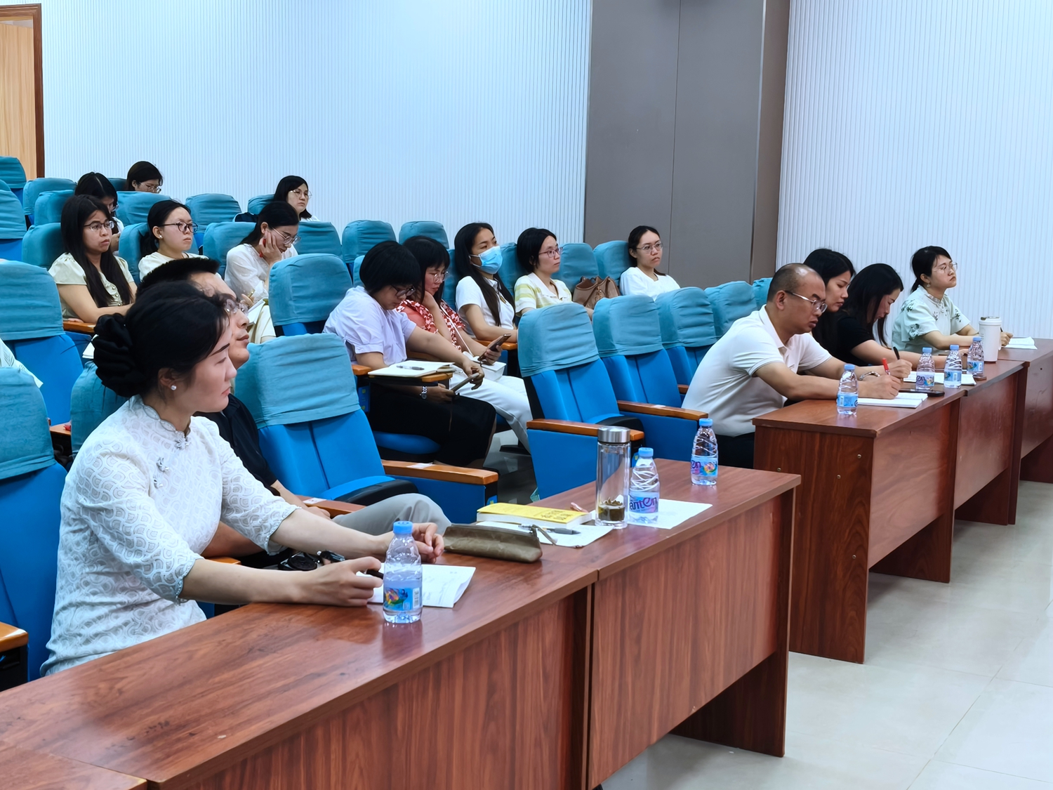 图3老师们认真听讲.jpg