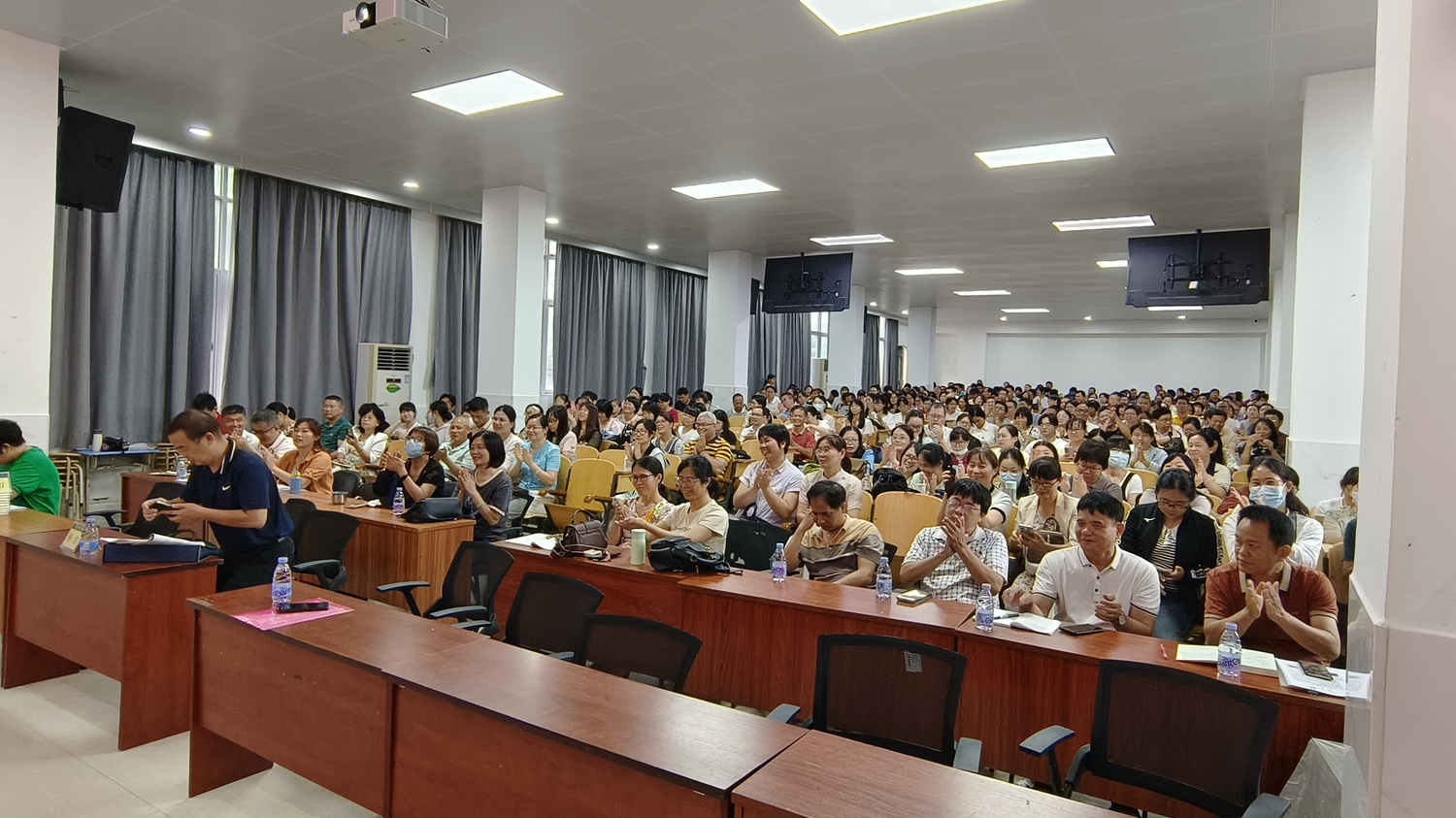 图3 活动现场 与会老师认真聆听.jpg
