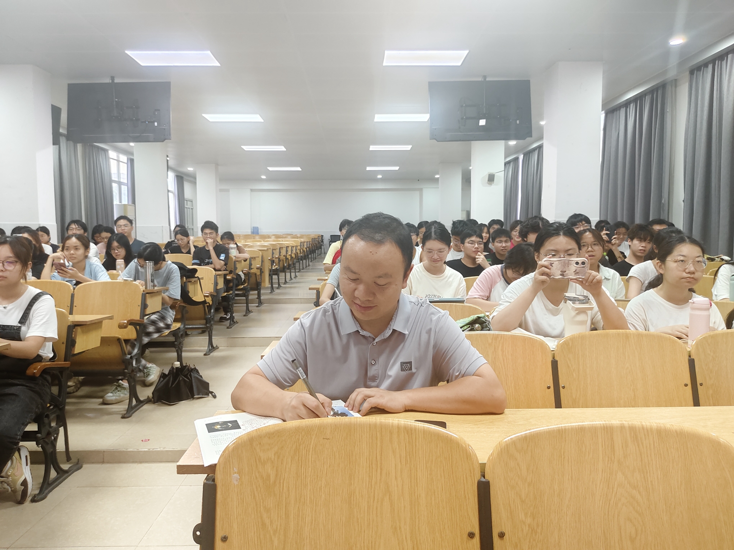 照片4  台下认真做记录的唐朋博士和岭南师范学院的学生们.jpg