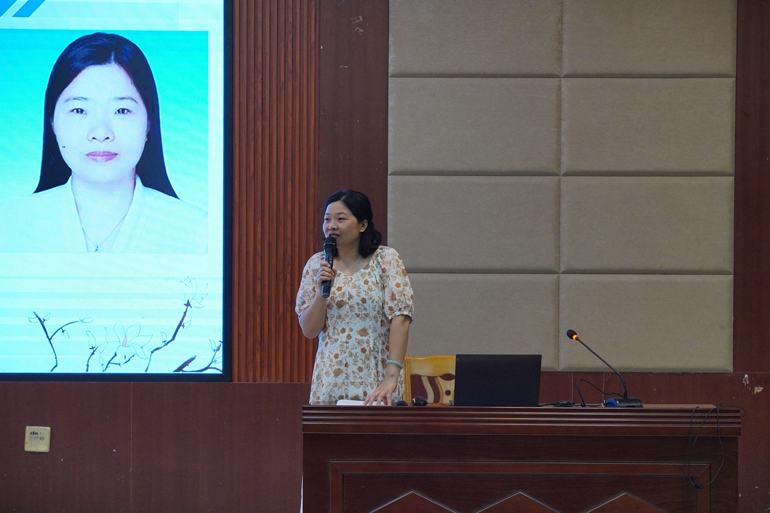 图7：杨丽君老师述课.jpg