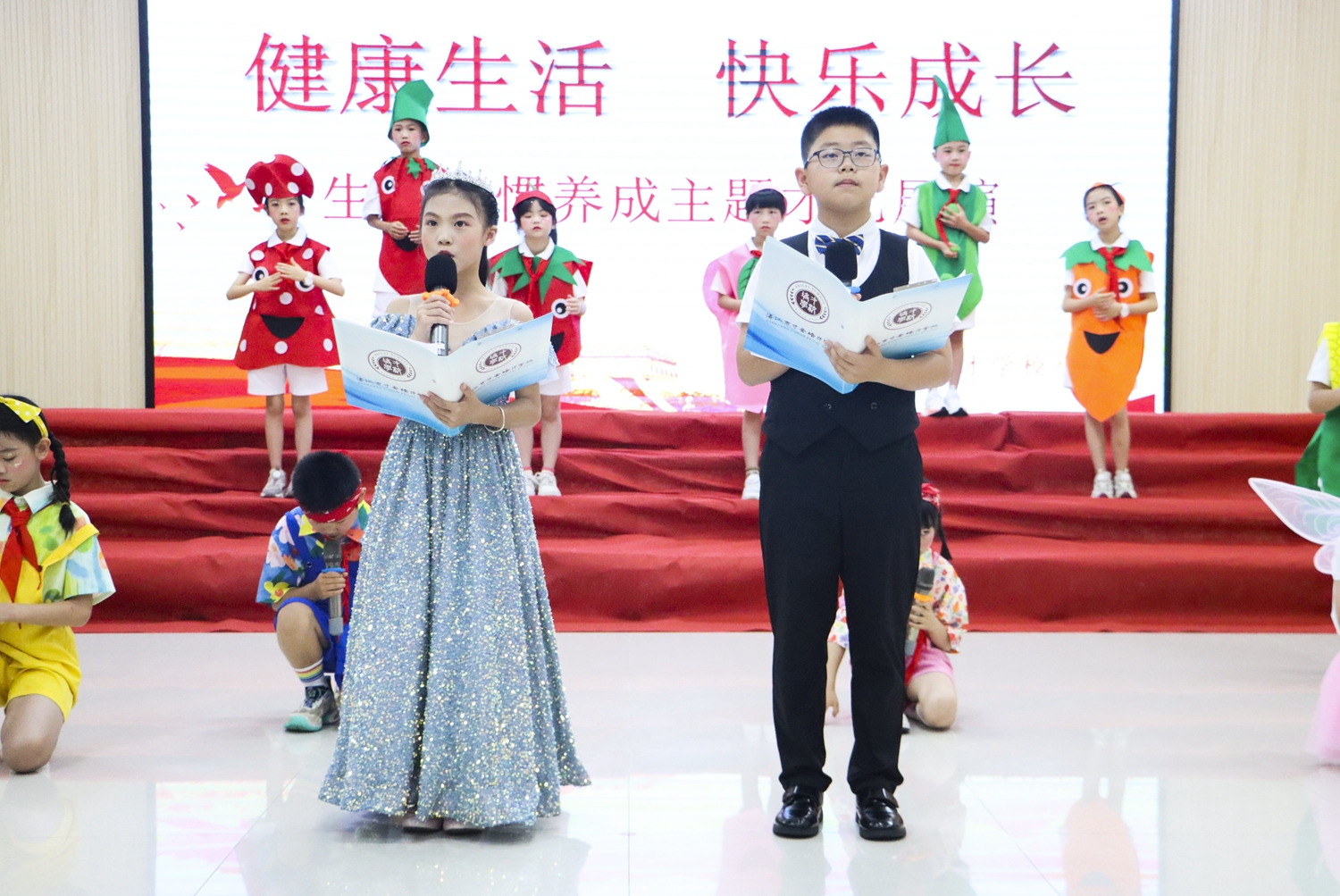 图1 主持人介绍比赛流程.jpg