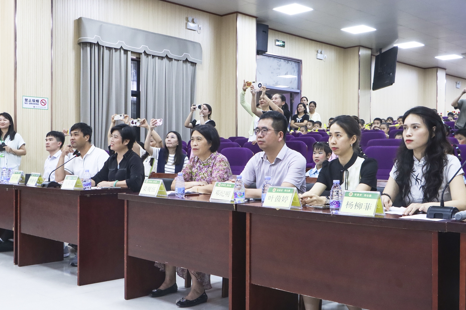 图2 评委老师观看表演.jpg