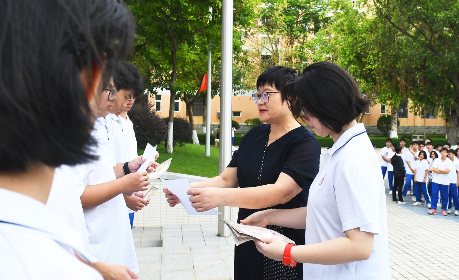 图2：高中部彭丽娥副校长为获奖同学颁奖.JPG