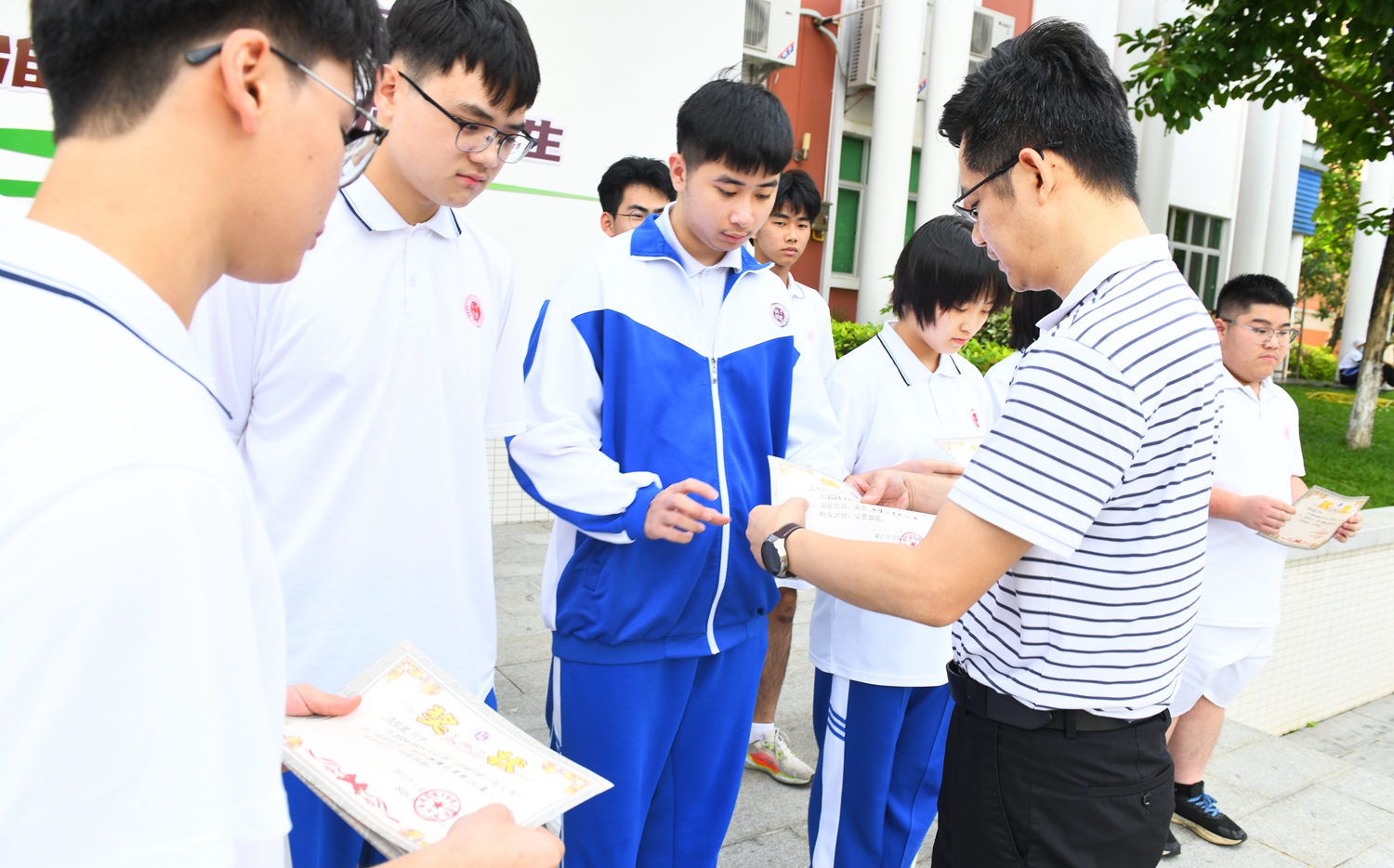 图3：高一年级甘杨主任为获奖同学颁奖.JPG