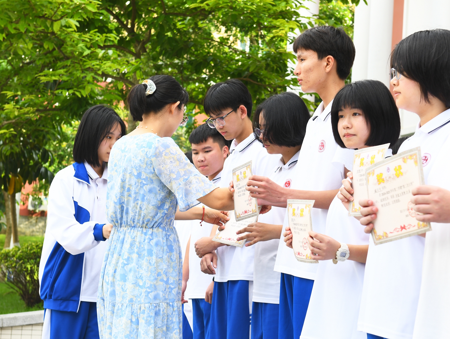 图4：高一年级叶玉洁副主任为获奖同学颁奖.JPG