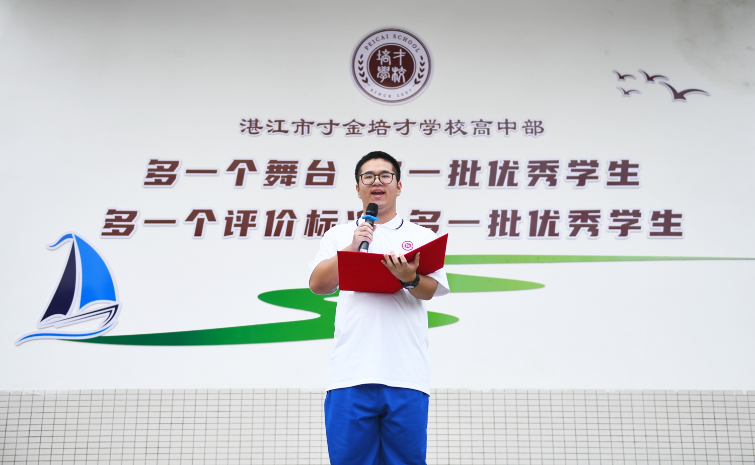图13：陈浩铭同学作为优秀学生代表分享学习经验.JPG