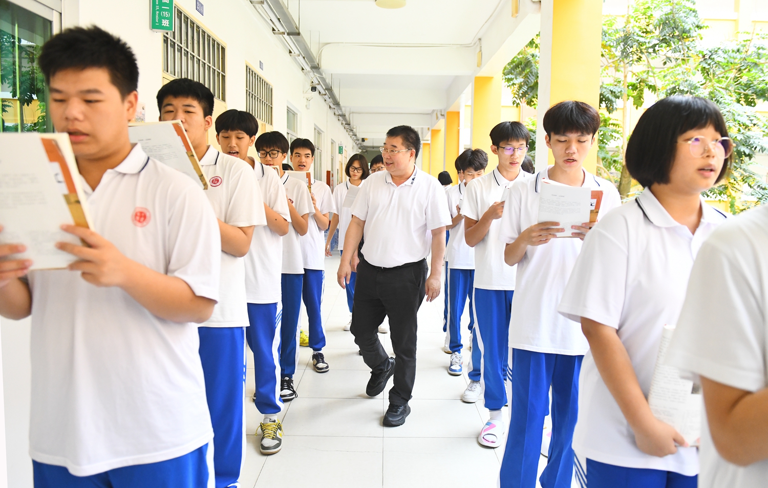 1.杨耀明总顾问巡查高一廊读.JPG