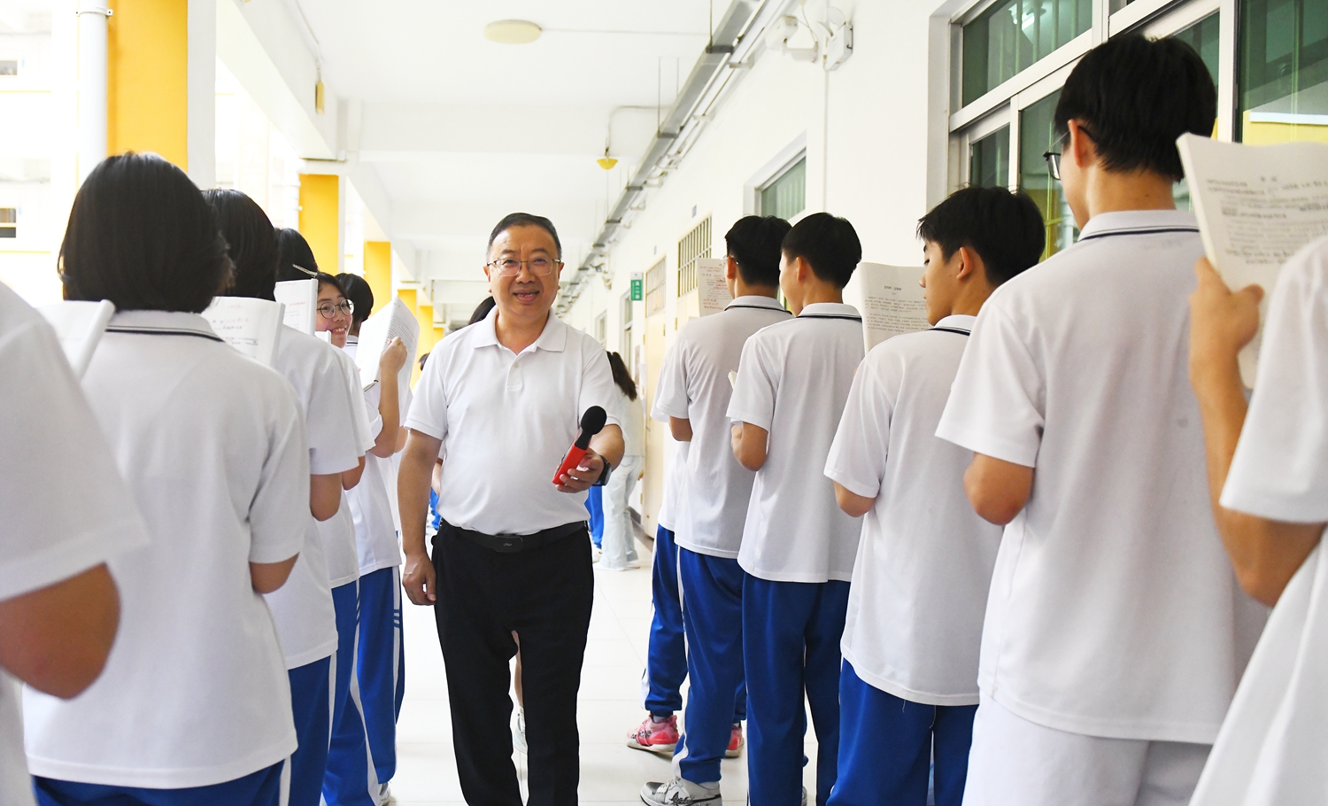 2.包明副校长用分贝仪测试朗朗读书声.JPG