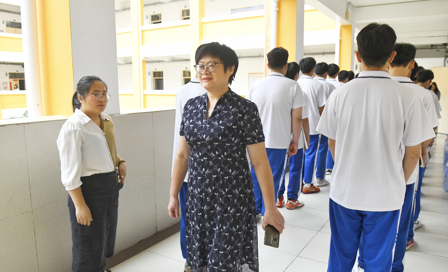 3.彭丽娥副校长巡查高一廊读.jpg