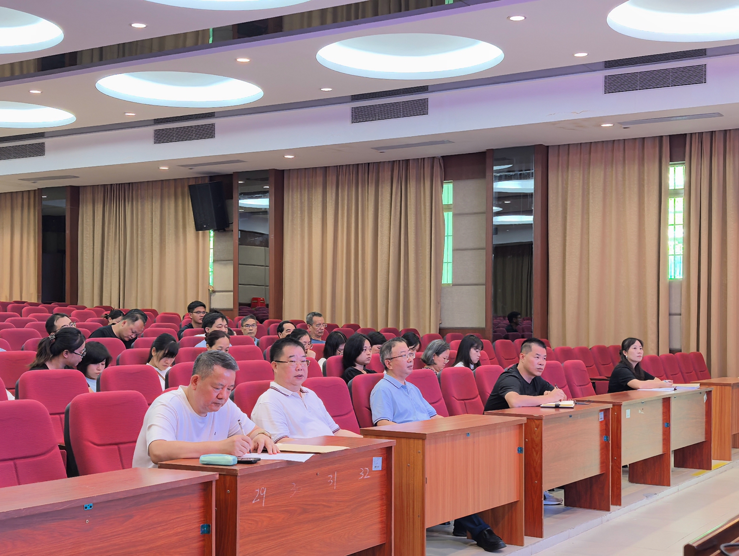 图1：杨耀明教育总顾问等领导出席会议.jpg