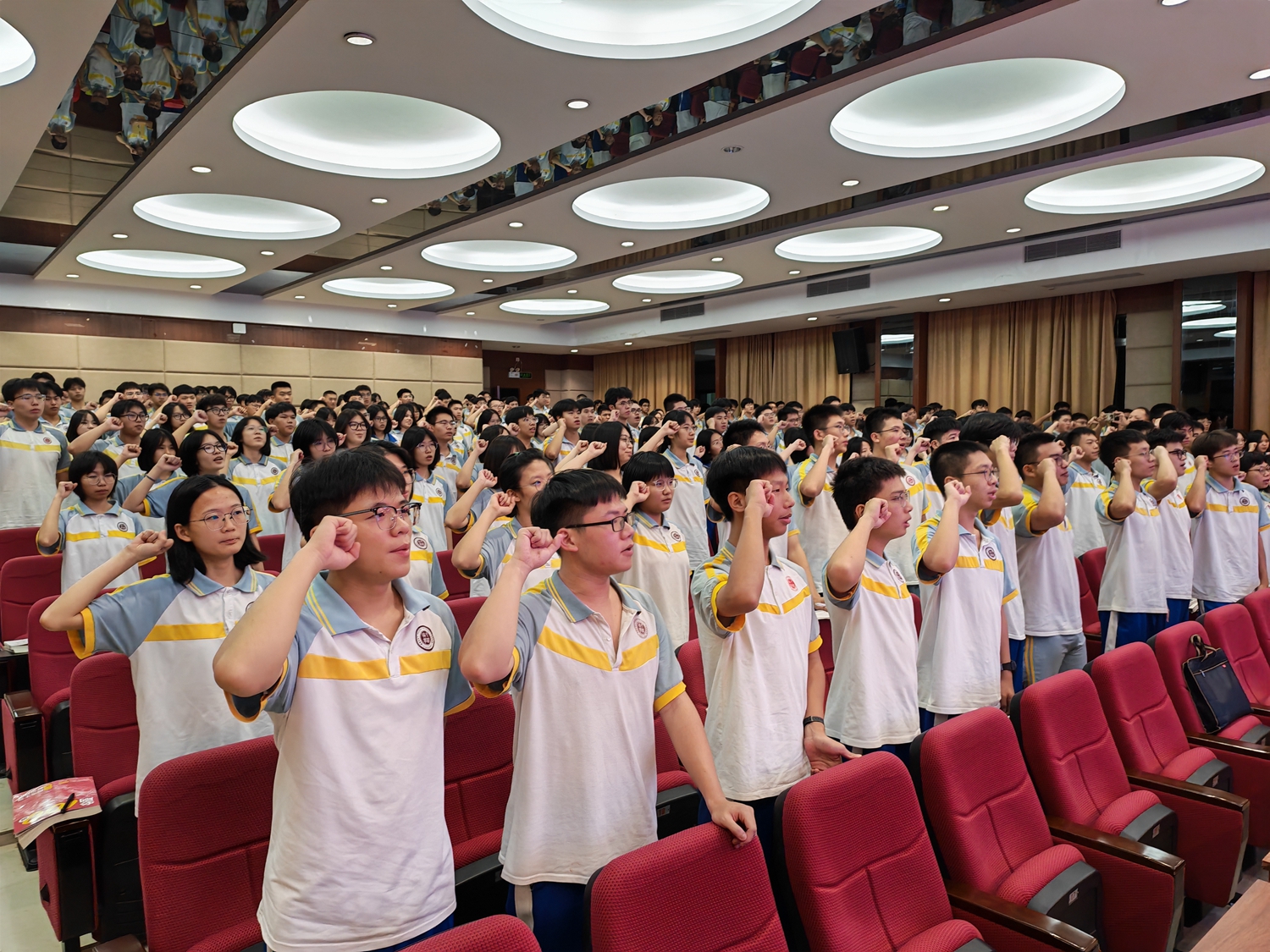 图13：韦明珠副主任带领学生集体宣誓.jpg