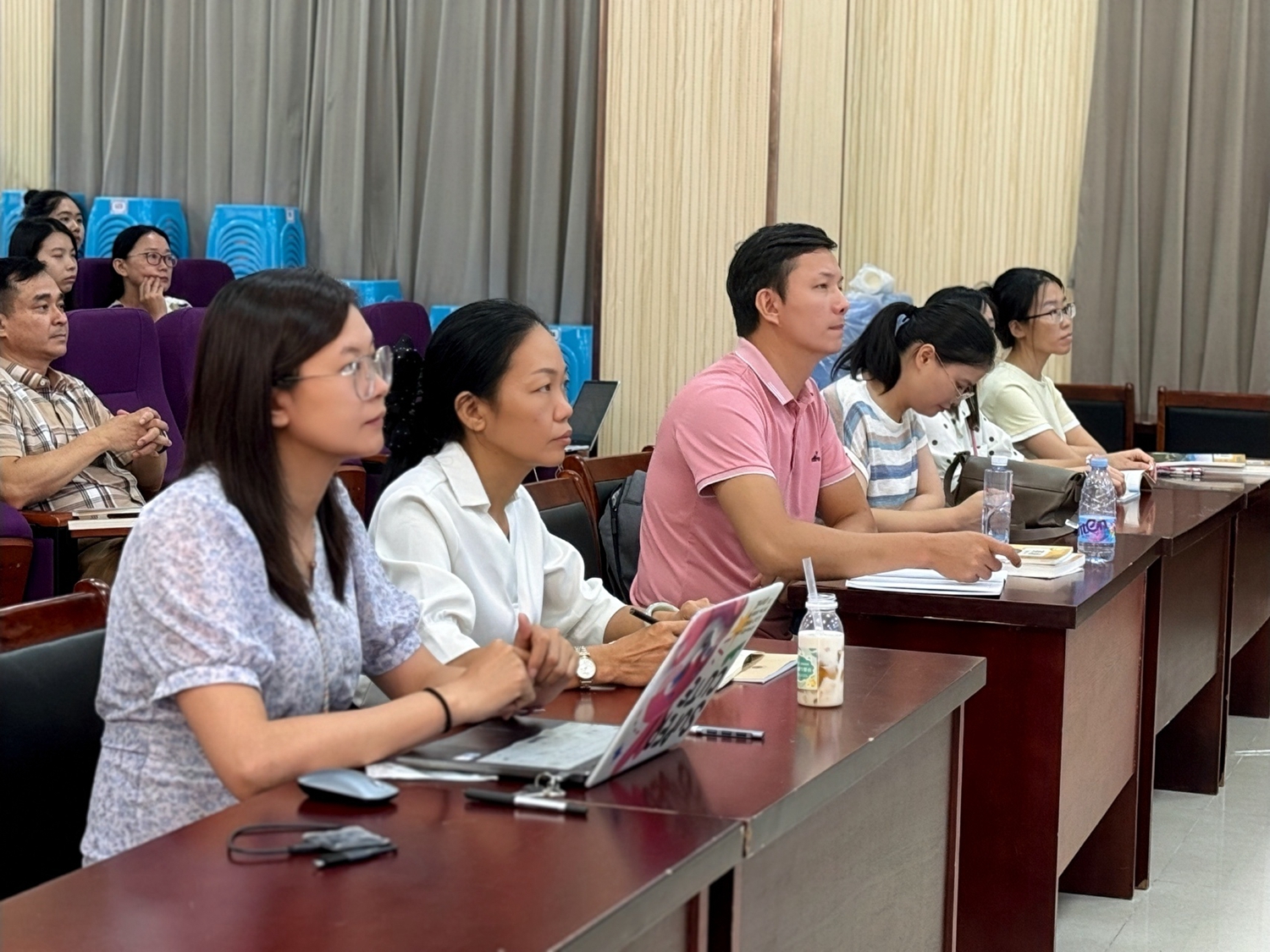图三 老师们认真学习.jpg