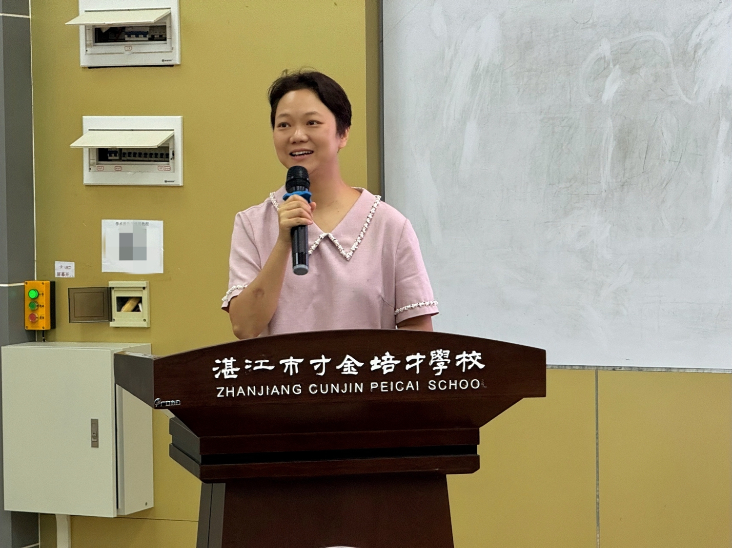 11.陈燕副校长指导工作.jpg