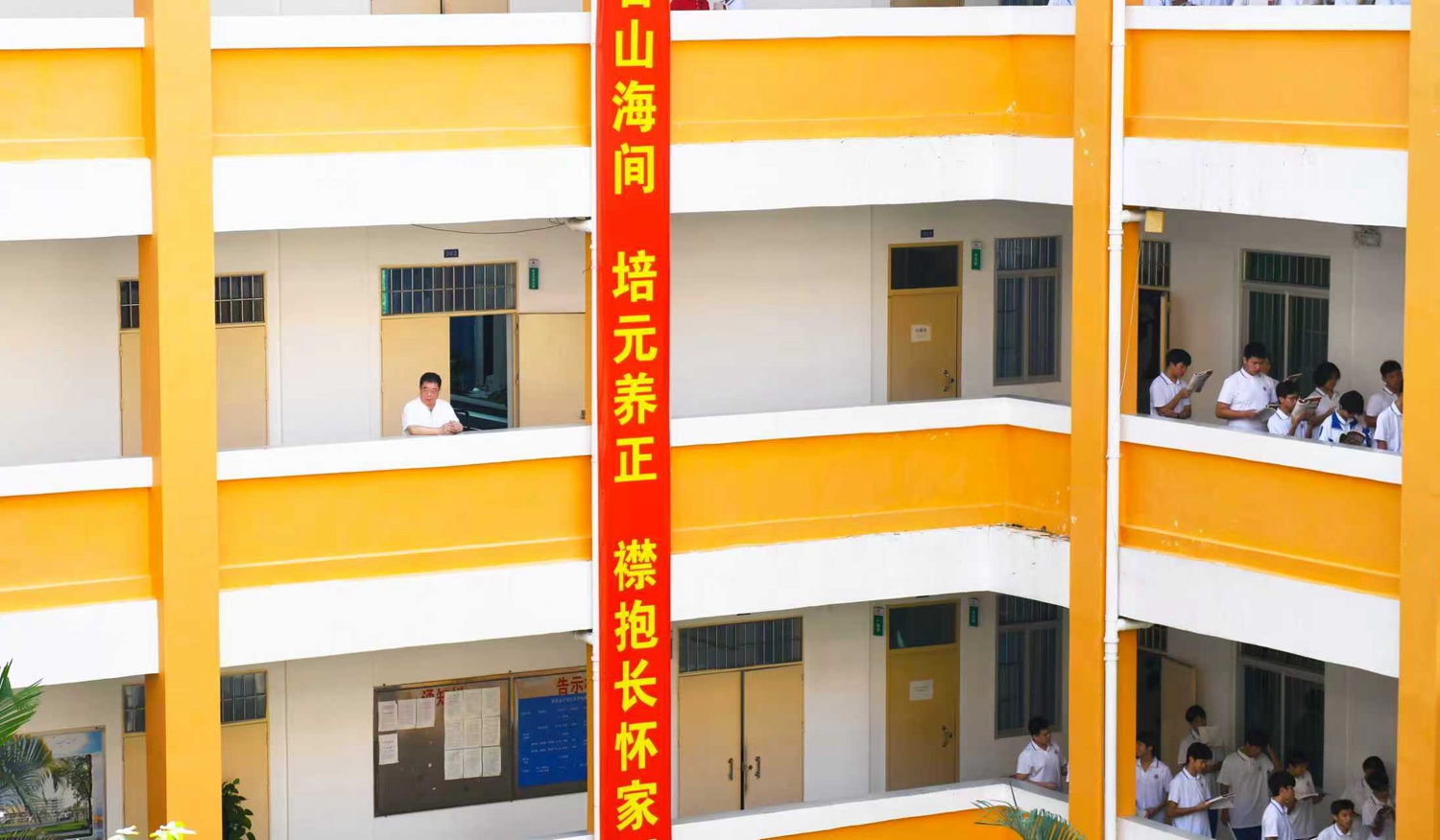 图1：杨耀明教育总顾问驻足聆听高二诵读.jpg