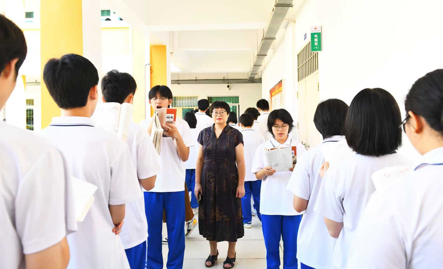 图2：高中部彭丽娥副校长巡查高二廊读.jpg