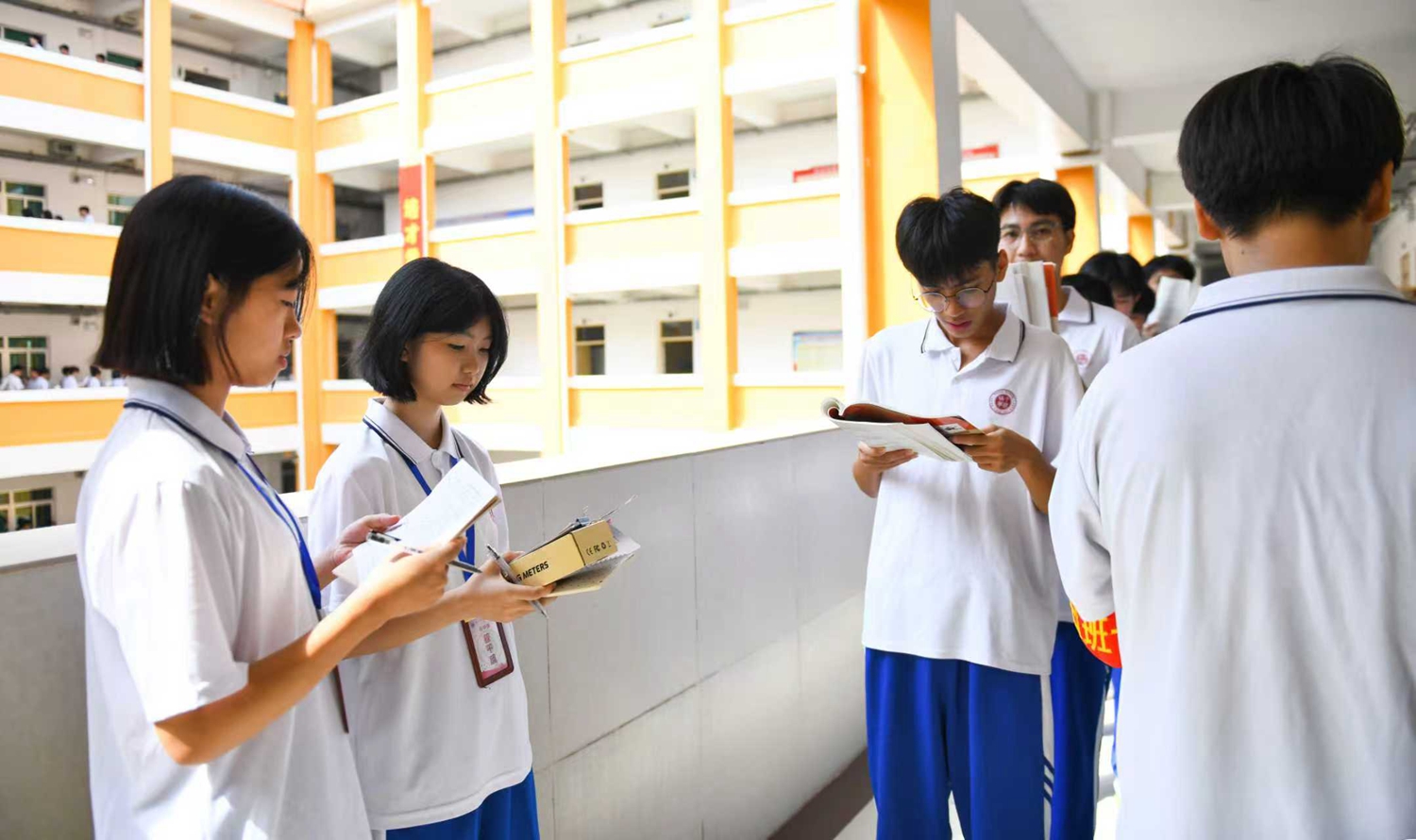 图7：学生团队专注廊读督查.jpg