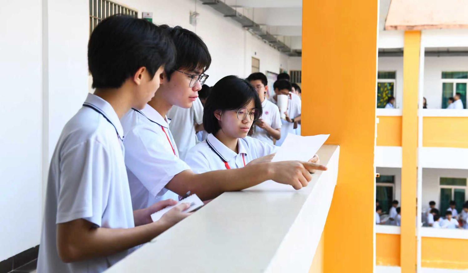 图8：学生干部细致记录反馈.jpg