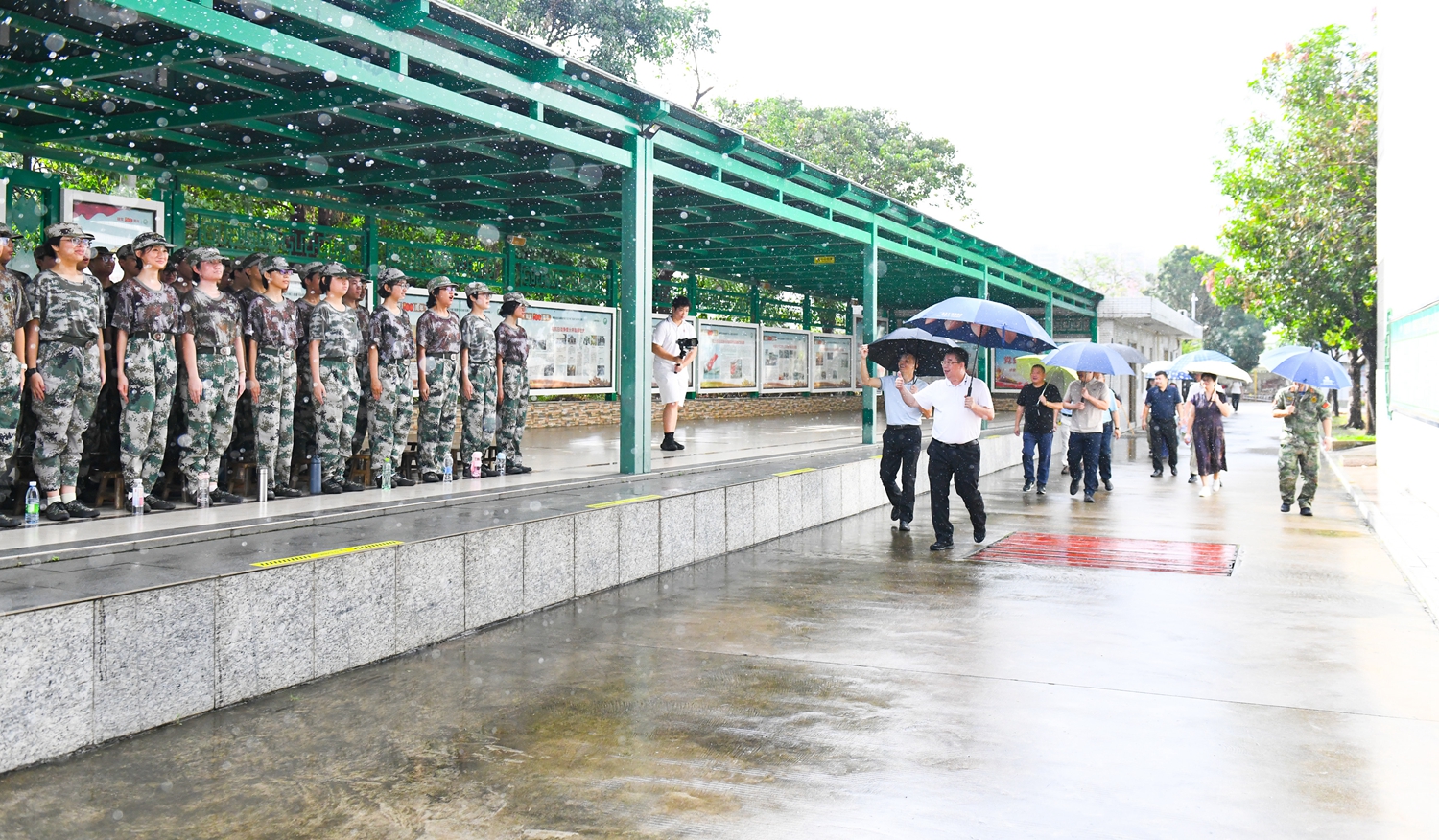 6.杨耀明教育总顾问带领学校领导班子看望同学们.jpg