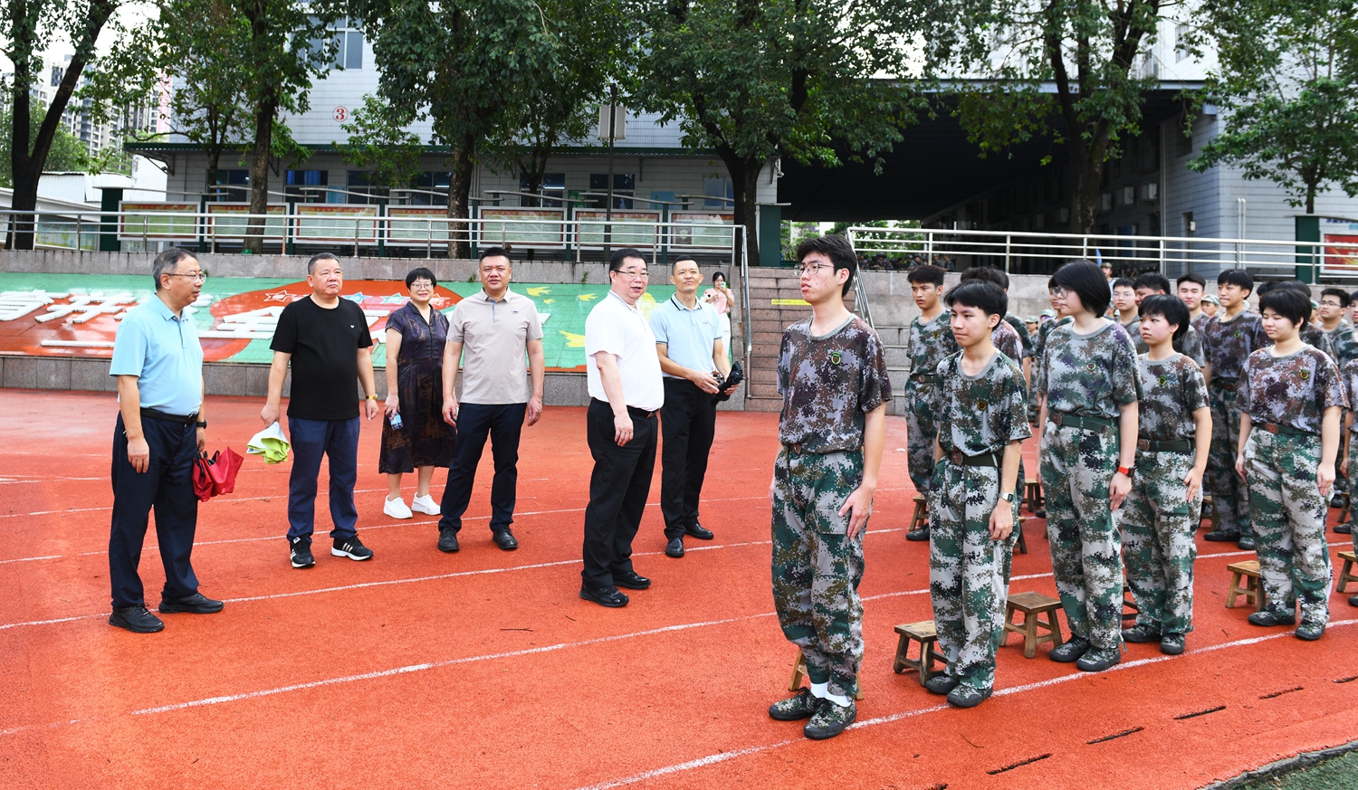 7.校领导们到训练场观摩同学们训练情况.jpg