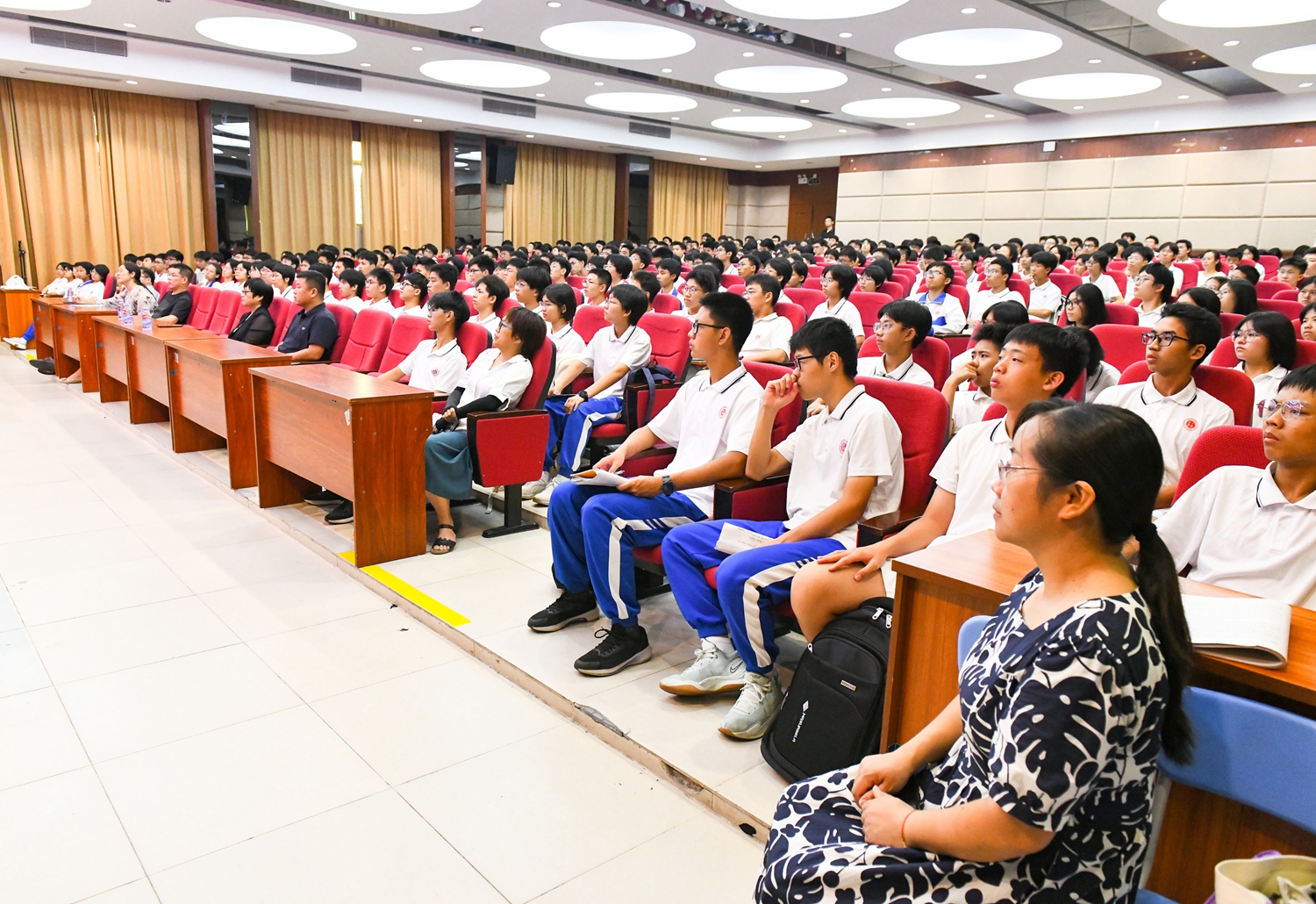 15.同学们认真聆听.jpg
