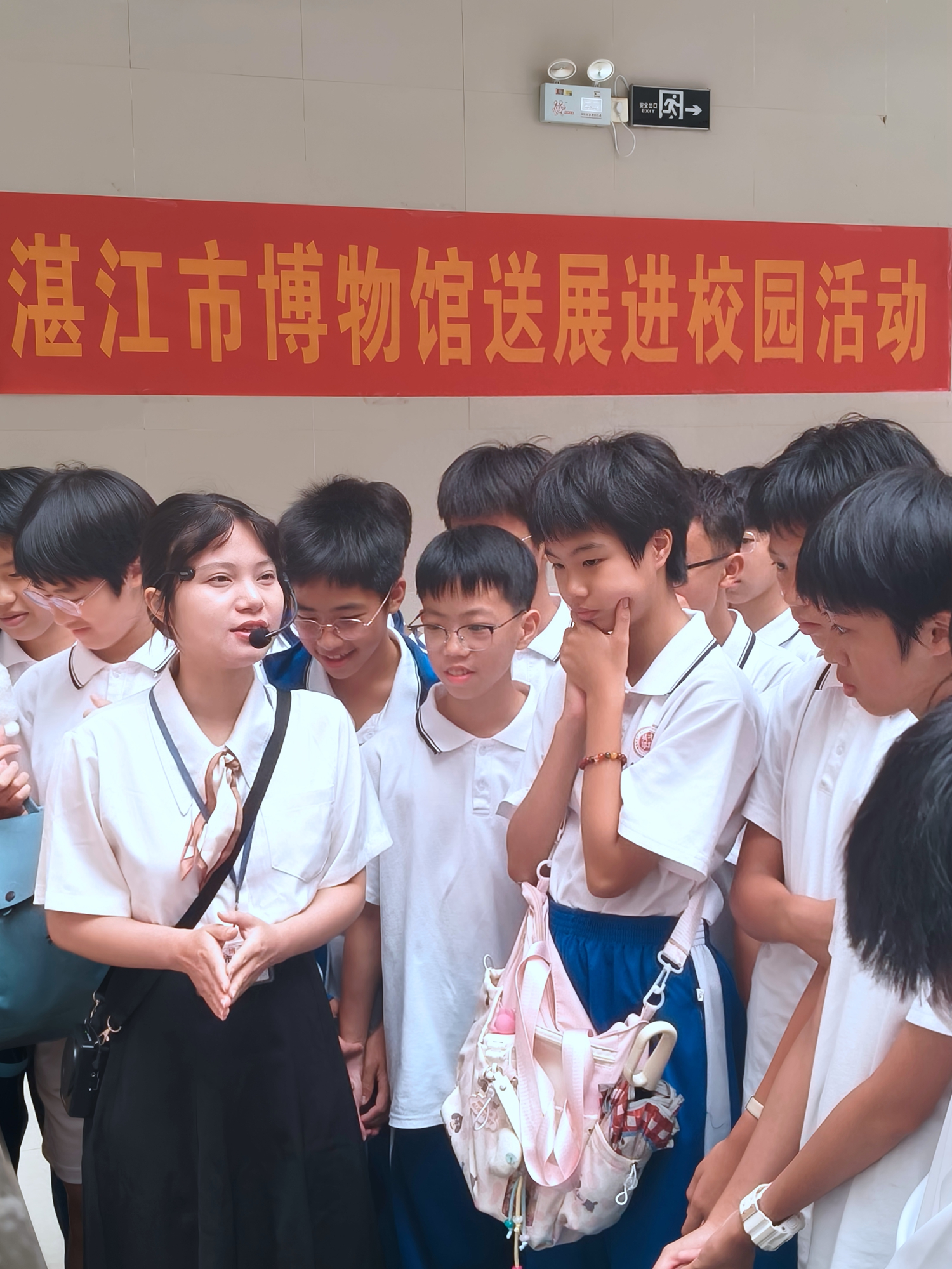 博物馆讲解员现场讲解.jpg