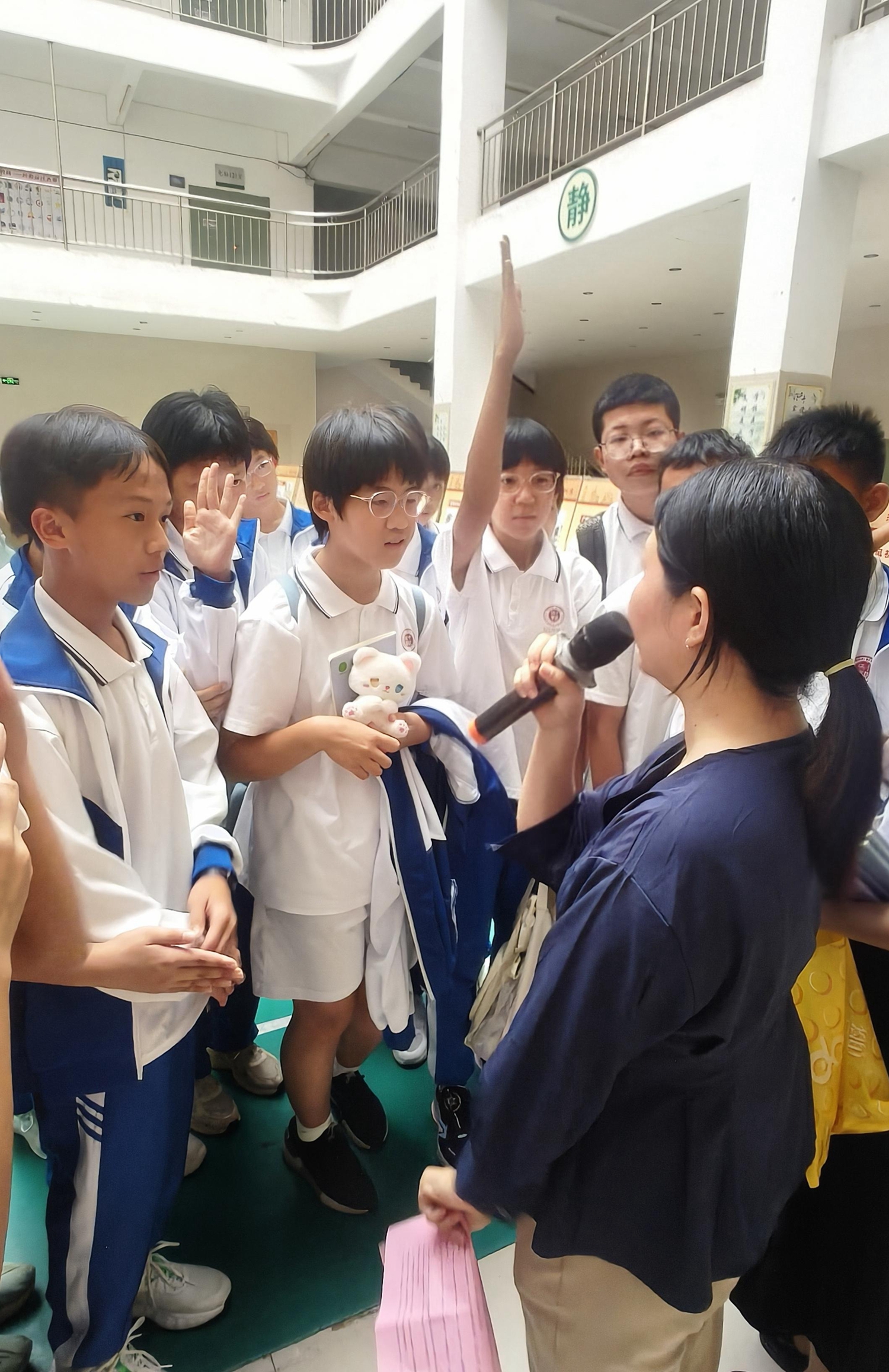 学生积极抢答.jpg