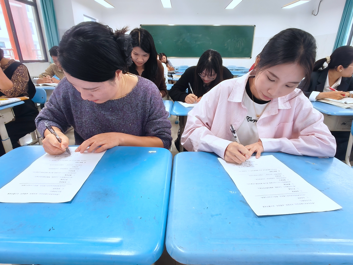 1761897094229526.jpg 签订结对协议.jpg