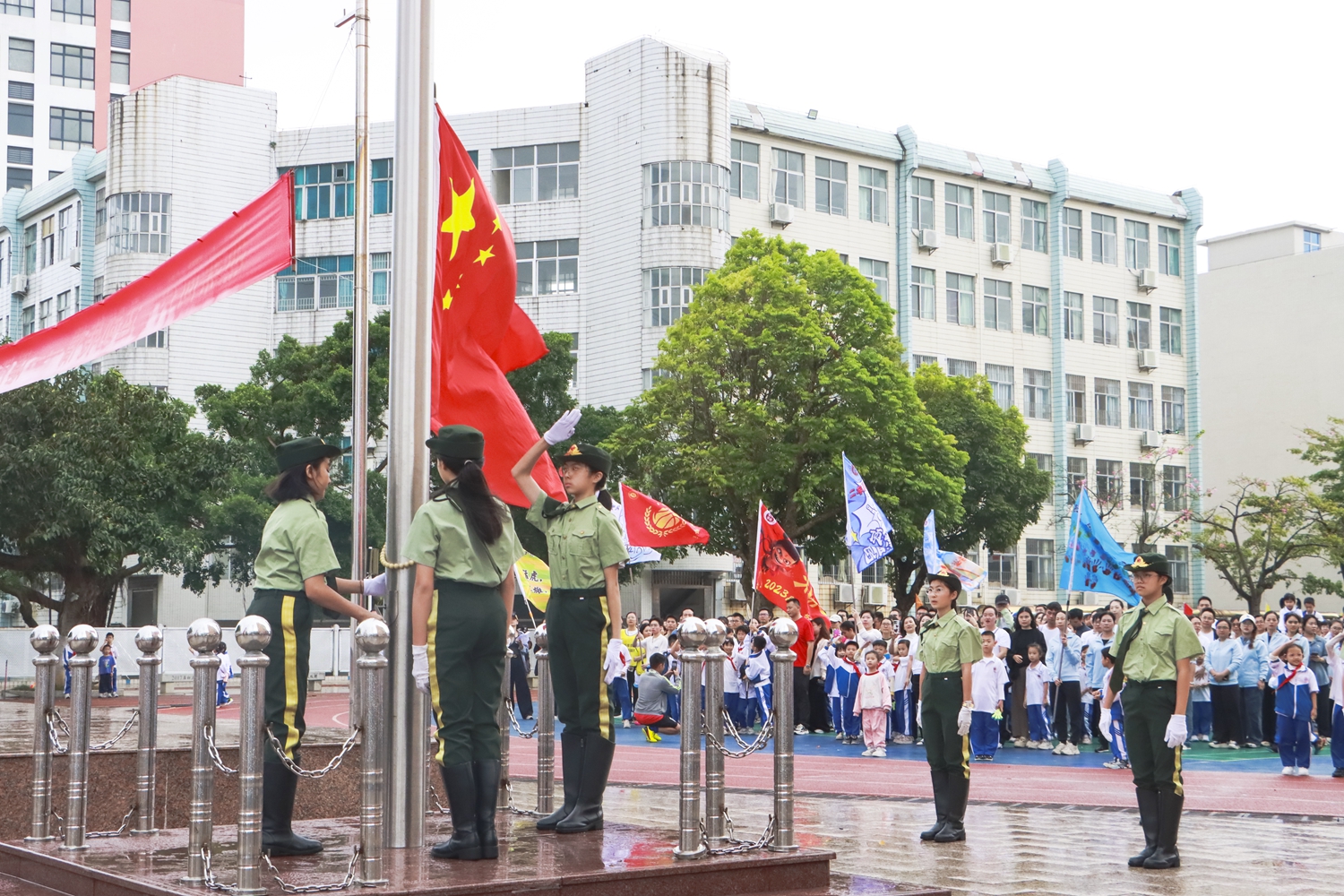 1762913529824919.jpg 图2:升国旗,奏唱国歌.jpg