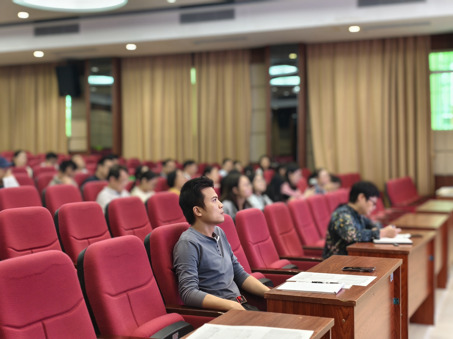 1763430751941726.jpg 图4:与会老师认真听分析析.jpg